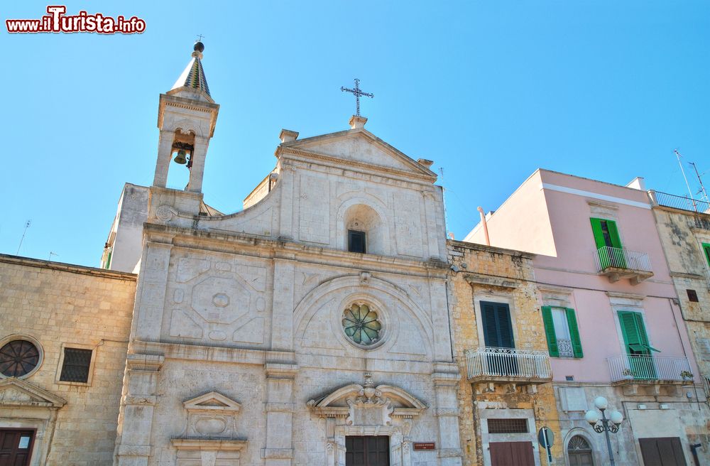 Immagine La chiesa di Santo Stefano a Molfetta, Puglia. Le prime notizie risalgono al XIII° secolo. Ricostruita nel 1586, al suo interno ospita alcuni dipinti di grande pregio fra cui la Madonna con l'Arcangelo.