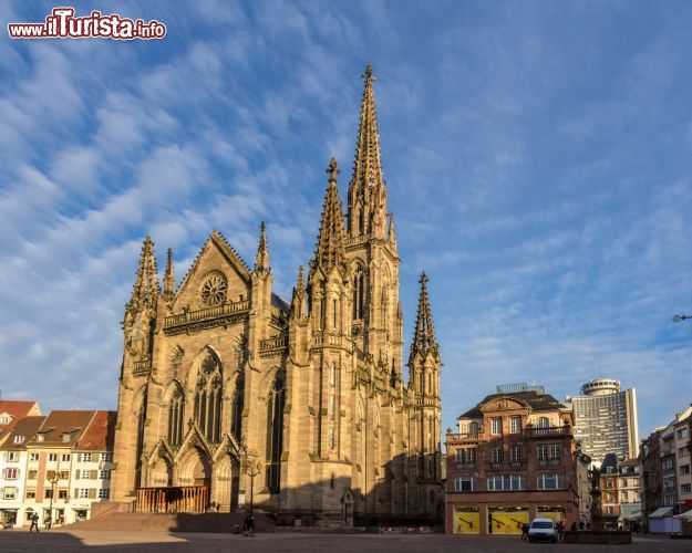 Immagine La chiesa di Santo Stefano a Mulhouse, Alsazia, Francia. Si tratta di un bel tempio riformato dalla struttura architettonica spiccatamente neogotica - © 173870774 / Shutterstock.com