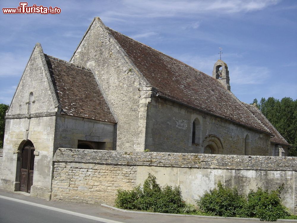 Immagine La chiesa di St. Clair de Moulineaux a Fontaine Henry in Francia Par Pimprenel  Travail personnel, CC BY-SA 3.0, Lien