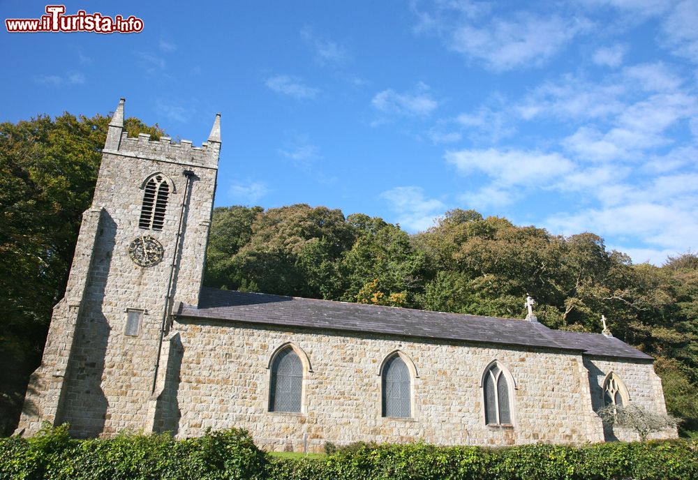Immagine La chiesa di St. Cyngar a Llangefni, Isola di Anglesey, Galles, UK. Immerso nel verde, l'edificio religioso di questa cittadina adagiata lungo il corso del fiume Cefni è anche uno dei suoi monumenti architettonici più interessanti.