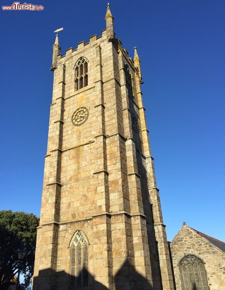 Immagine La chiesa di St. Ives illuminata dal sole, Cornovaglia, Regno Unito. L'antico edificio religioso di St. La risale al XV° secolo; è caratterizzato da una volte a botte e da un fonte battesimale oltre che dalla torre e dalla guglia in granito di Zennor.