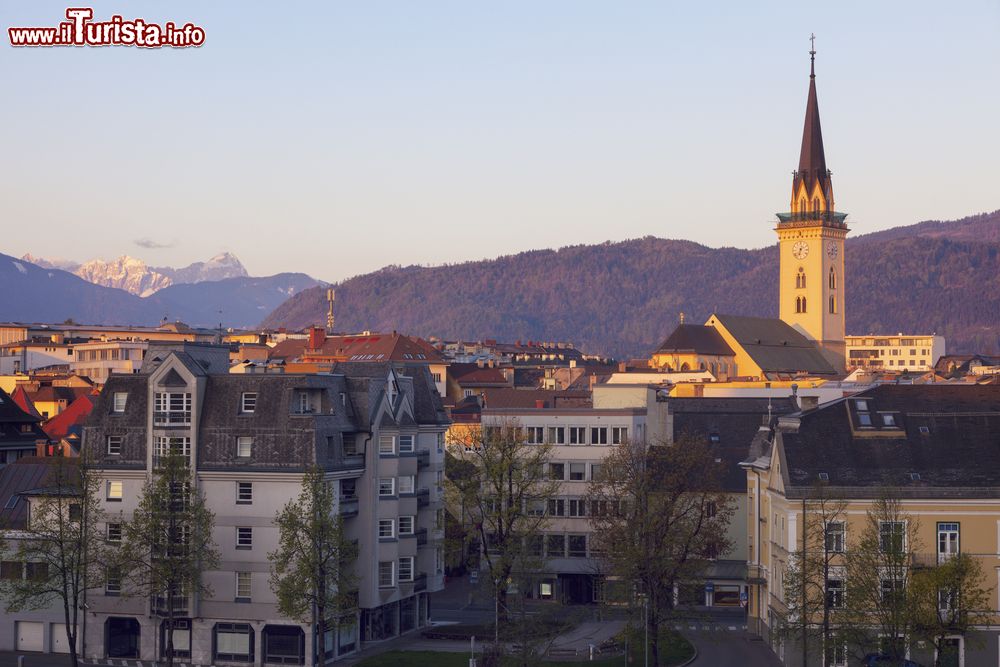 Immagine La chiesa di St. Jakob a Villach, Carinzia, Austria, al tramonto.