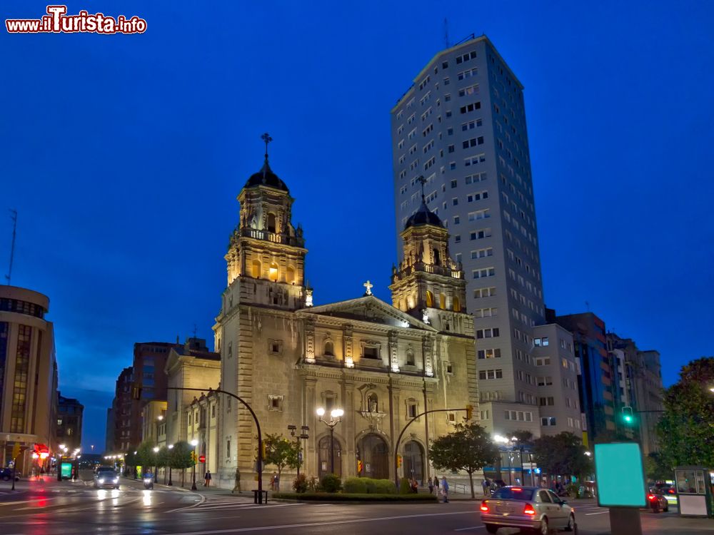 Immagine La chiesa di St. Jose a Gijon, Asturie, Spagna, illuminata di notte. L'attuale chiesa ha sostituito quella precedente distrutta durante la Guerra Civile spagnola. Lo stile si ispira al barocco coloniale.