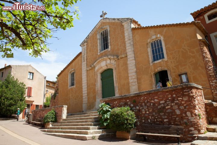 Immagine La chiesa di St.Michel si trova nella sommità del borgo francese di Roussillon. La chiesa, inizialmente costruita nell'XI secolo, è stata più volte ricostruita nel corso della storia e quella attuale risale al XVIII secolo -  © Julia Kuznetsova / Shutterstock.com