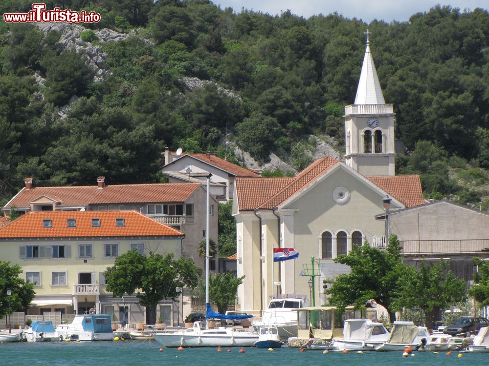 Immagine La chiesa di St. Roch nel borgo di Zaton, Croazia, con l'elegante campanile bianco.