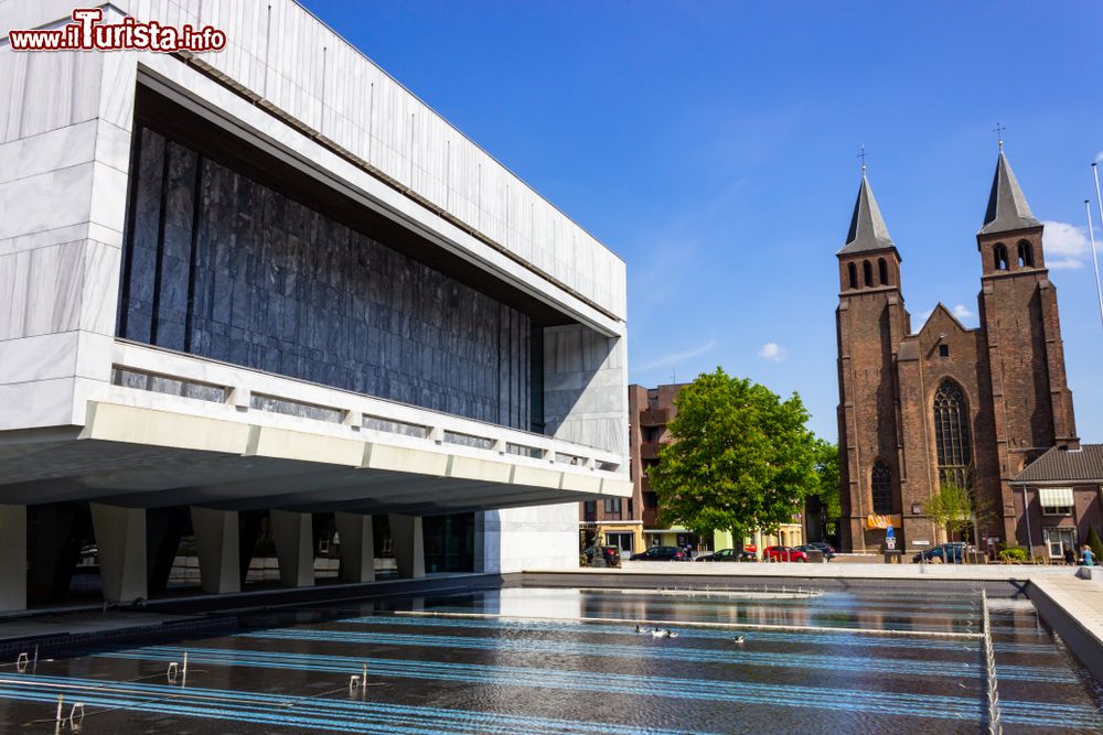 Immagine La chiesa di St. Walburgis e il moderno Municipio di Arnhem, Olanda.