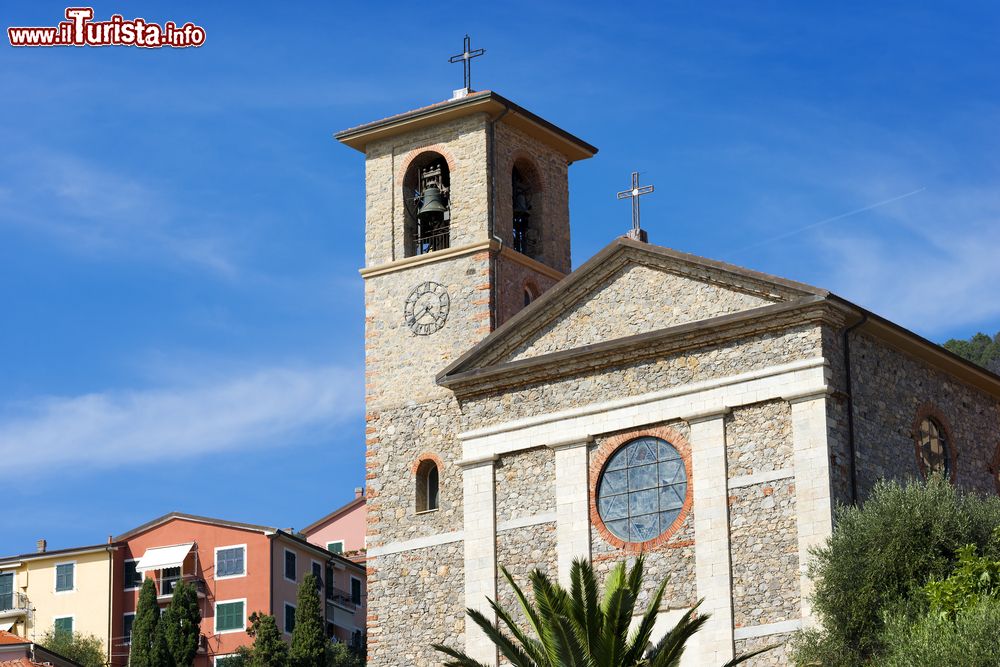 Immagine La chiesa di Stella Maris a Tellaro, La Spezia, Italia. Attraverso i carrugi di questo borgo marinaro si raggiunge la graziosa piazza dove sorge l'edificio religioso. Da qui si gode un panorama incantevole sul paesino sottostante.