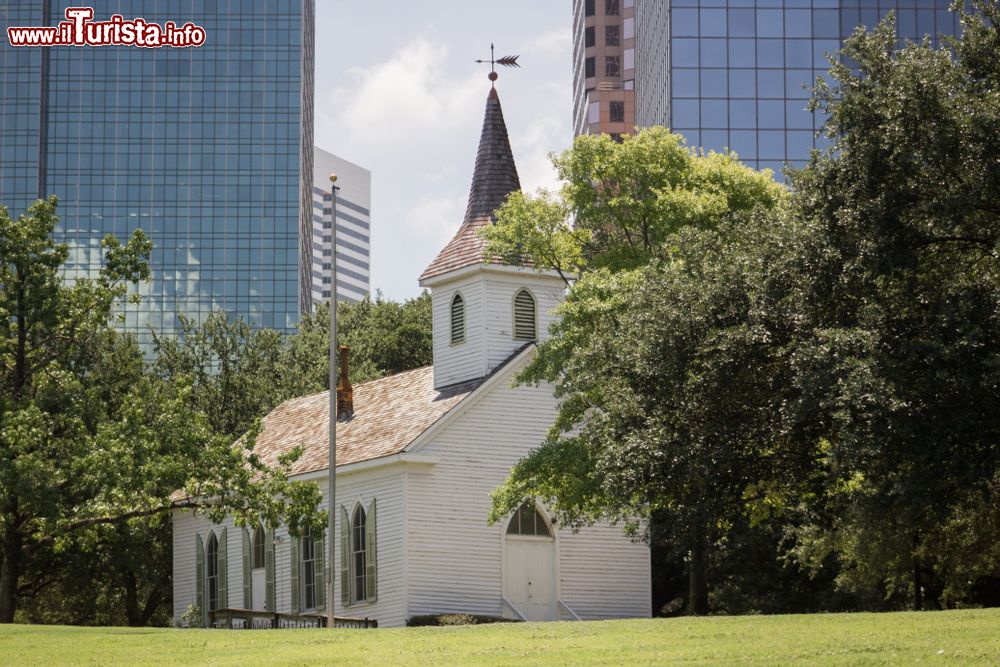 Immagine La chiesa di St.John a Houston, Texas, USA: sorge fra alti palazzi e grattacieli.