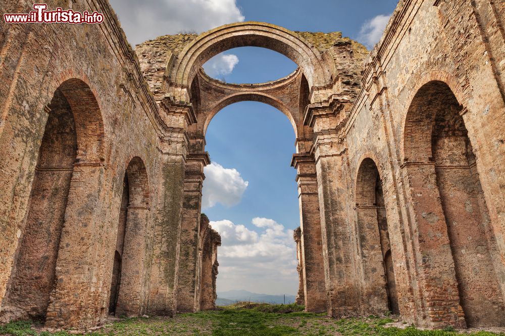 Immagine La Chiesa Diruta: si tratta della chiesa in rovina intitolata ai Santi Luca e Giuliano a Grottole in Basilicata