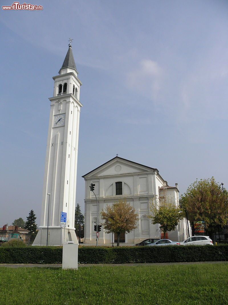 Immagine La chiesa e il campanile di Santo Stefano a Martellago - © Threecharlie, CC BY-SA 3.0, Wikipedia