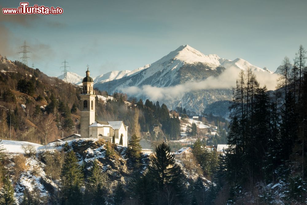 Immagine La chiesa e il villaggio di Tiefencastel nelle Alpi svizzere, Canton dei Grigioni