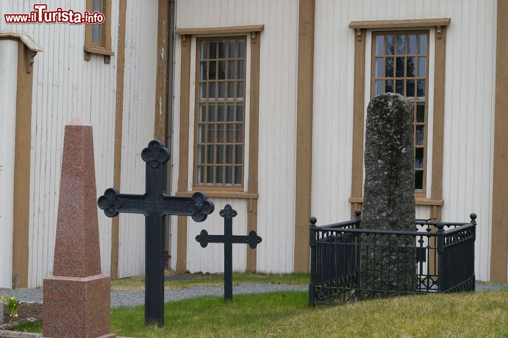 Immagine La Chiesa Flosta ad Arendal, in Norvegia, con le tombe poste all'esterno.