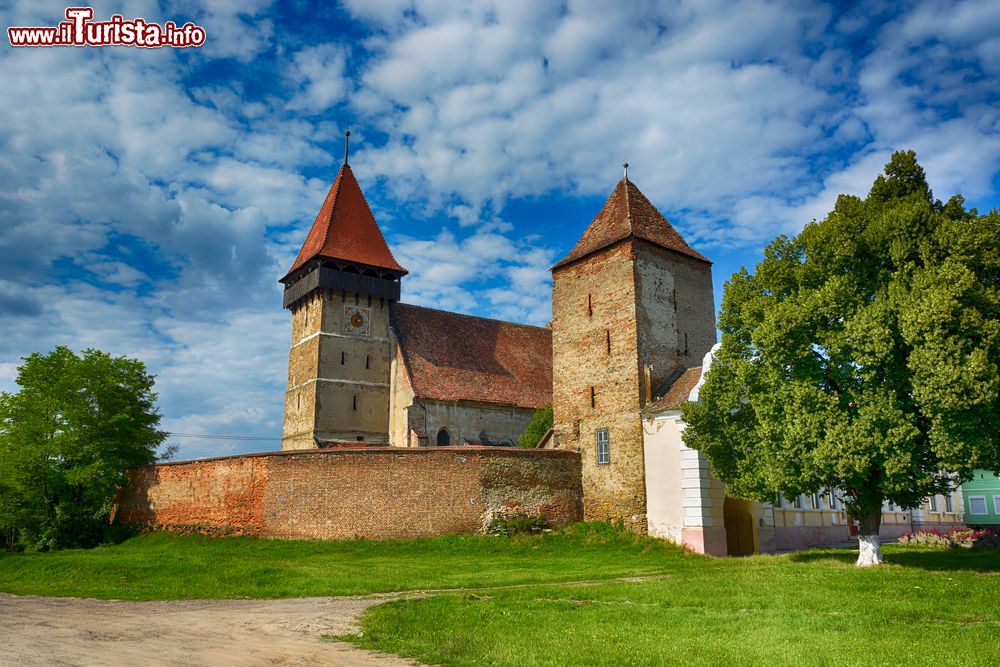 Immagine La chiesa fortificata di Brateiu nei pressi di Biertan, Romania. Molto ben conservato, questo grazioso villaggio medievale della Transilvania sorge sulla strada per Medias, a circa 55 km da Sibius.