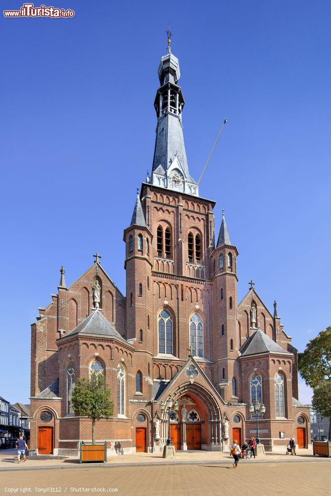 Immagine La chiesa gotica di San Dioniso nel centro storico di Tilburg, Olanda. Conosciuta ai più come Heikese church, venne costruita a partire dal 1430 e inaugurata solo nel 1483 - © TonyV3112 / Shutterstock.com