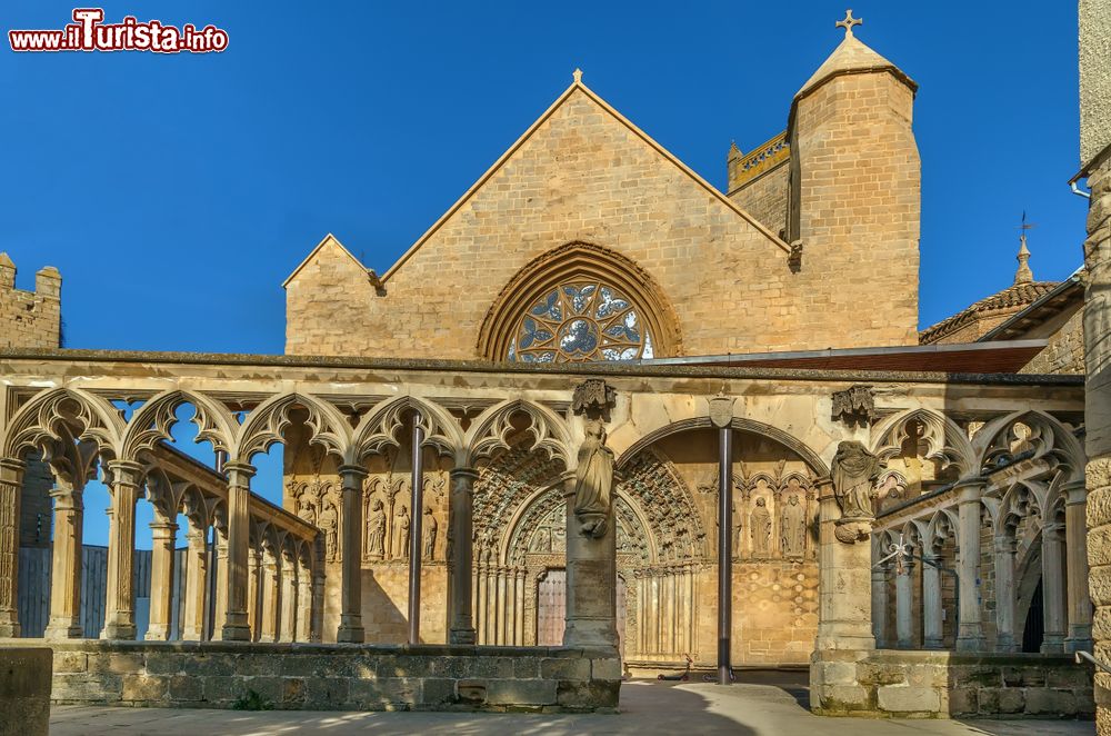 Immagine La chiesa gotica di Santa Maria la Real a Olite, Spagna. Celebre per la splendida facciata di notevole ricchezza iconografica, ospita al suo interno una suggestiva pala d'altare con Cristo crocifisso.