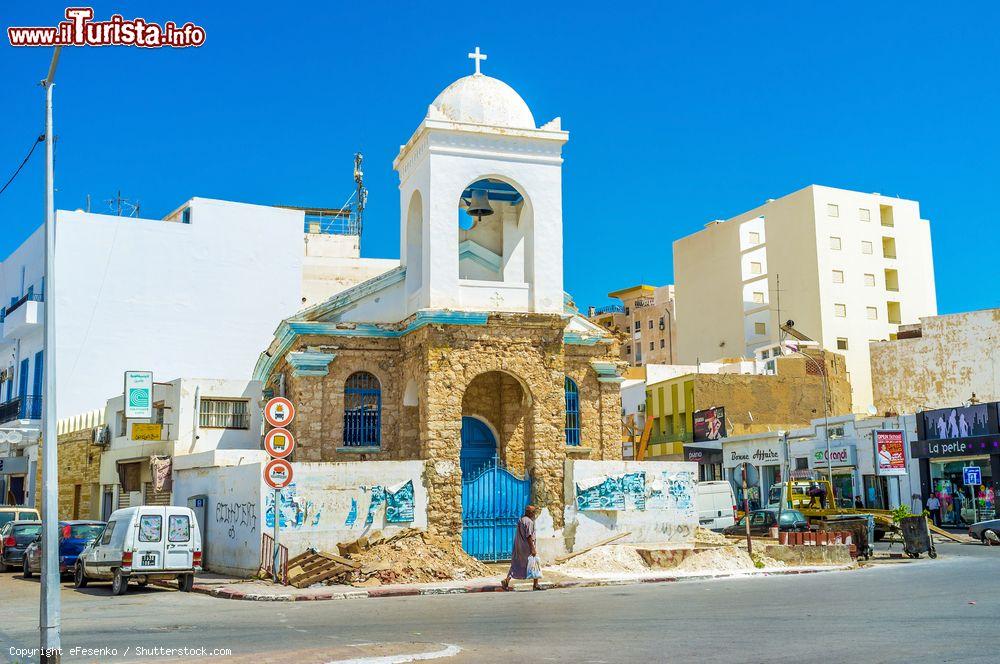 Immagine La chiesa greca ortodossa nei pressi delle mura della Medina di Sfax, Tunisia. Lasciato cadere in degrado, questo edificio religioso attende di essere riportato agli antichi splendori con un intervento di restauro - © eFesenko / Shutterstock.com