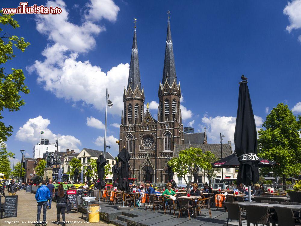 Immagine La chiesa Heuvelse a Tilburg, Olanda. La "chiesa della collina" è un edificio religioso di fede cattolica innalzato fra il 1872 e il 1889 - © www.hollandfoto.net / Shutterstock.com