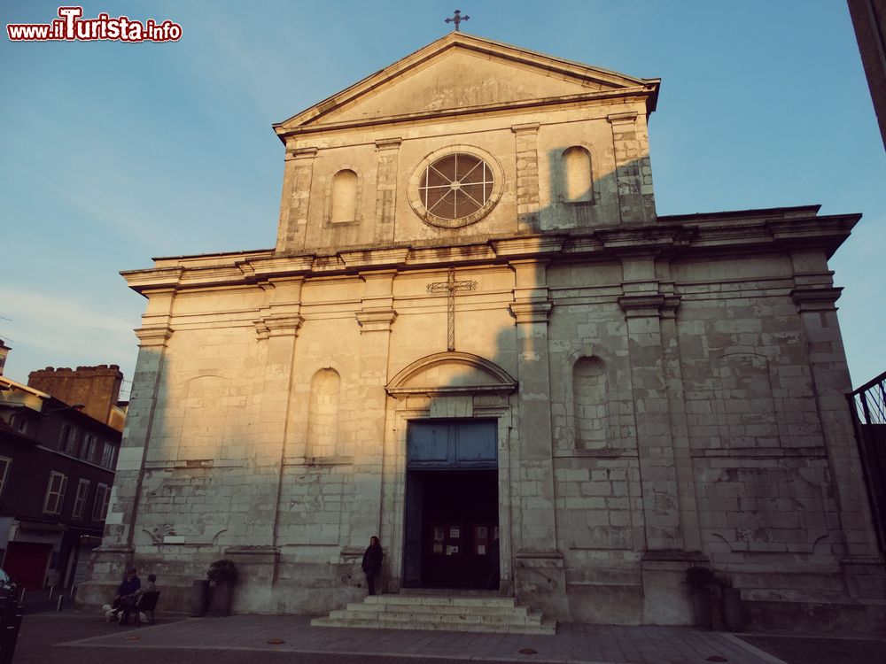 Immagine La chiesa in piazza Saint-Louis de Gonzague a Pau, Francia, al calar del sole.