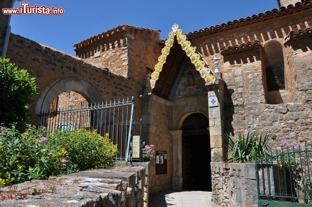 Immagine La chiesa in pietra del borgo medievale di Rennes-le-Chateau, Francia.