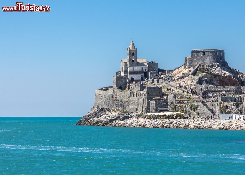 Immagine La chiesa in stile gotico genovese di San Pietro a Porto Venere, La Spezia, Liguria. E' arroccata sulla roccia del promontorio delle Bocche di Porto Venere.