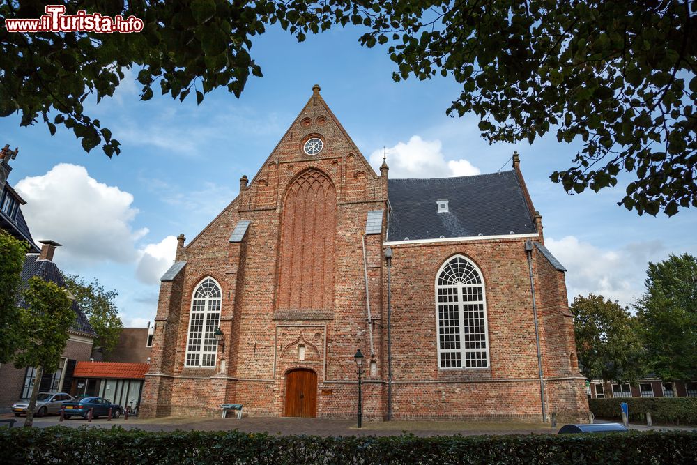 Immagine La chiesa Jacobijner nel centro storico di Leeuwarden, Paesi Bassi. La facciata in mattoni rossi è impreziosita da due grandi finestre e da un piccolo rosone.