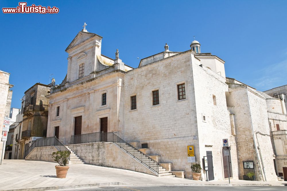 Immagine La chiesa madre di Cisternino, Puglia. La facciata, in stile neoclassico, risale al 1848.