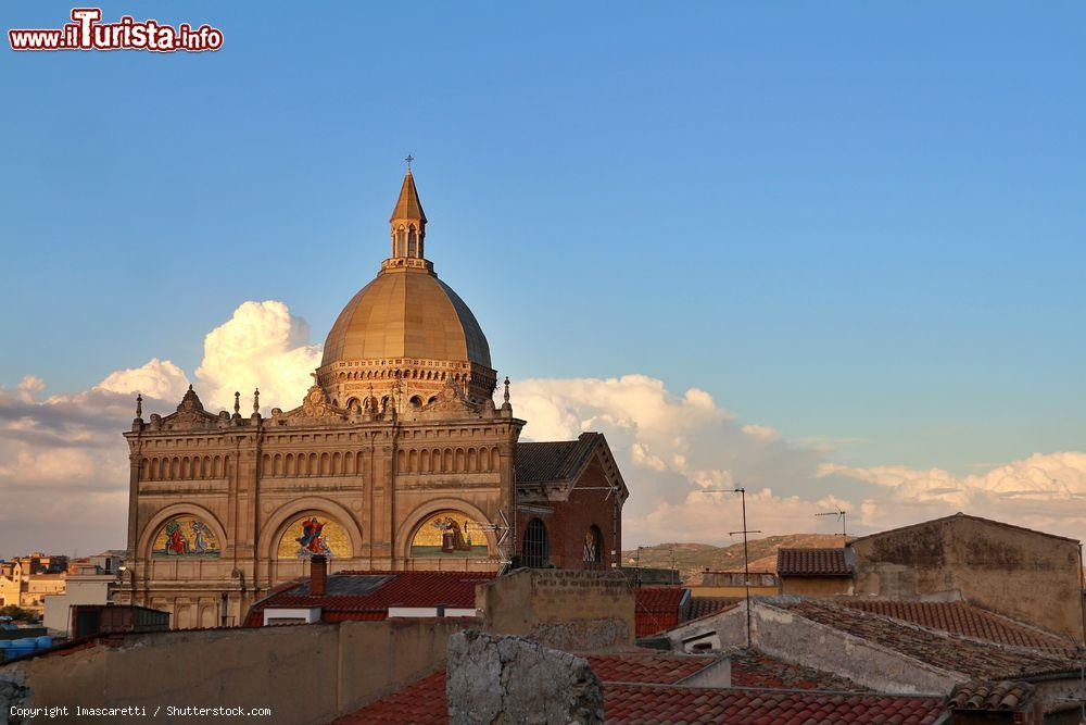 Immagine La Chiesa madre di Favara con la sua grande cupola, dorata nella luce del tramonto in Sicilia - © lmascaretti / Shutterstock.com