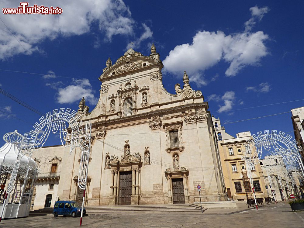 Immagine La Chiesa Madre di Galatina in Puglia, Salento. Edificata fra il 1621 e il 1633 sul sito di un precedente luogo sacro, la chiesa dei Santi Pietro e Paolo possiede una facciata barocca articolata articolata su due ordini.