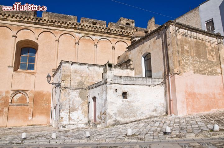 Immagine La chiesa Madre di Massafra, Puglia - Costruita nel XVI° secolo su un'antica cripta probabilmente dedicata a San Lorenzo, questa chiesa fu consacrata nel Febbraio del 1582. L'edificio religioso presenta facciate e fianchi ad arcate cieche e al suo interno ospita il Cristo sospirante © Mi.Ti. / Shutterstock.com