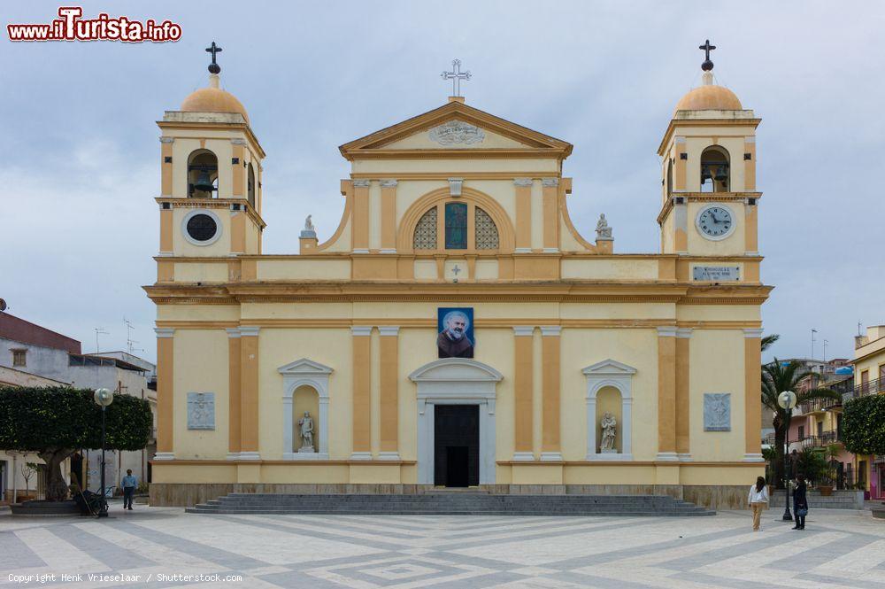 Immagine La Chiesa Madre di Santa Anna in centro a Balestrate, con la foto di Padre Pio sulla porta di ingresso. Siamo in Sicilia - © Henk Vrieselaar / Shutterstock.com