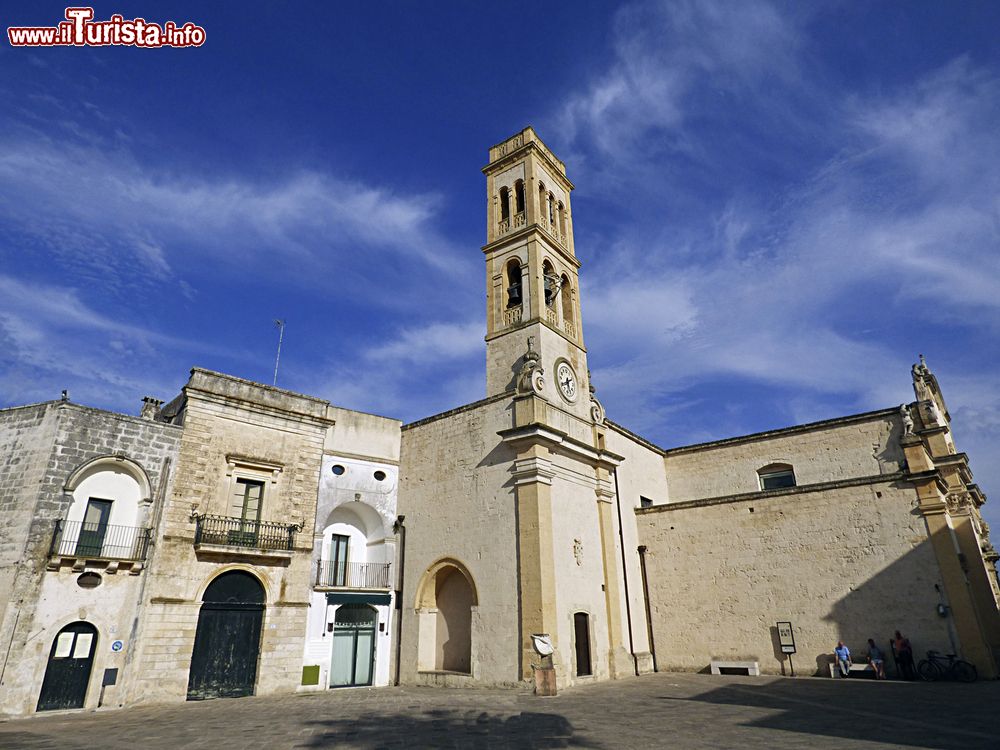 Immagine La chiesa Madre di Specchia in Puglia e la sua torre campanaria con orologio