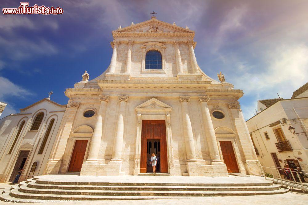 Immagine La Chiesa Madre San Giorgio nel cuore storico di Locorotondo in Puglia - © Mila Atkovska / Shutterstock.com