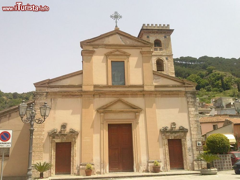 Immagine La Chiesa Matrice di  San Nicola, è una delle attrazioni di Saponara - © Ciao411 - Pubblico dominio, Wikipedia