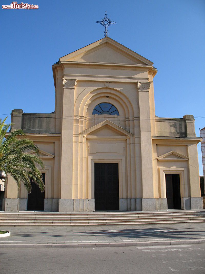 Immagine La Chiesa Matrice di San Ferdinando in Calabria. Situata nel cuore del paese, spicca per la sua originalità architettonica anche per via dei recenti restauri.