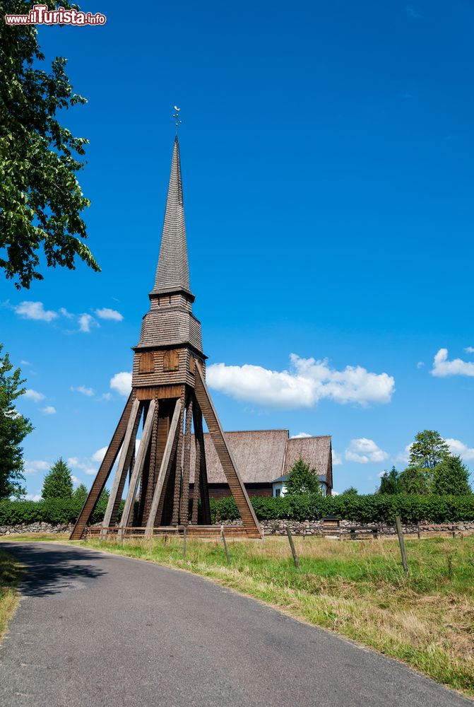 Immagine La chiesa medievale di Pelarne con la torre campanaria, Lund, Svezia. Datata agli inizi del XIII° secolo, sorge fra Vimmerby e Marianne, Svezia.