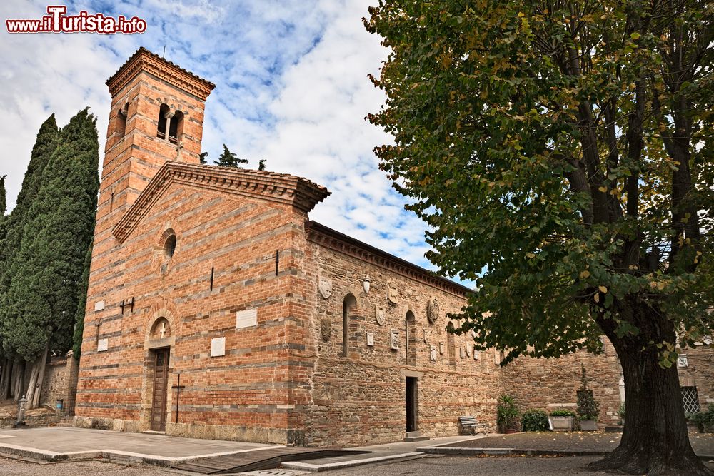 Immagine La chiesa medievale di San Donato a Polenta, frazione di Bertinoro, Emilia Romagna. L'origine longobarda è testimoniata da colonne, capitelli e cripta della fine del IX° secolo; fu poi rimaneggiata nel XIX° secolo quando venne ricostruito il campanile.