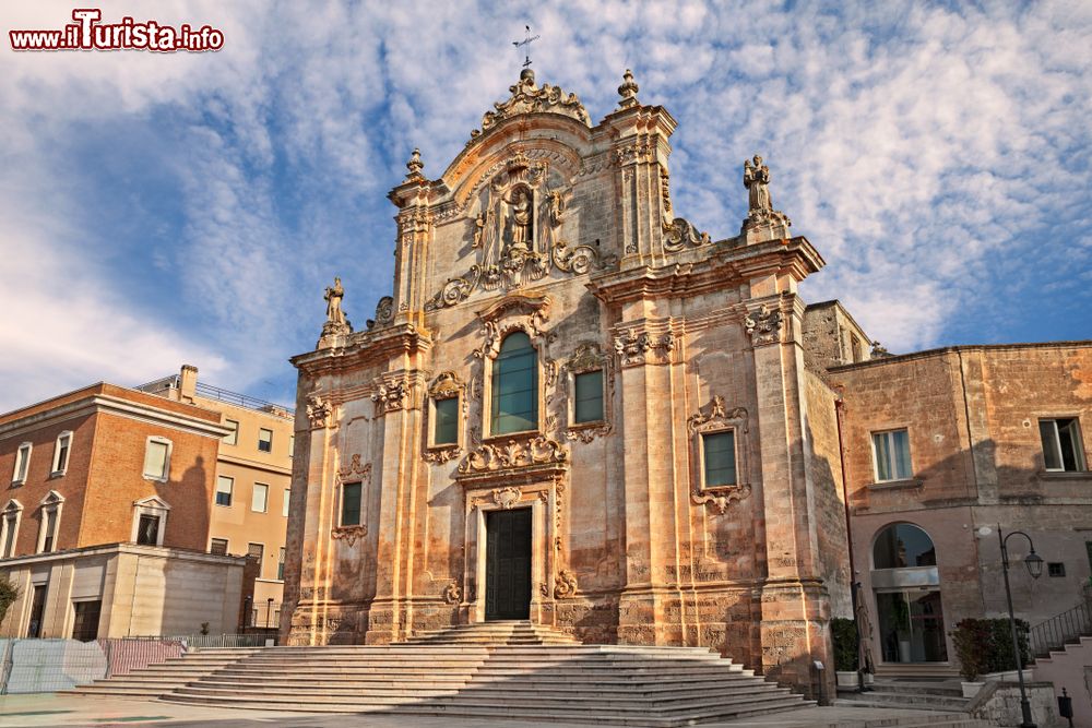 Immagine La chiesa medievale di San Francesco d'Assisi a Matera, Basilicata. Parzialmente ricostruita in stile barocco nel 1670, sorge nell'omonima piazza centrale.