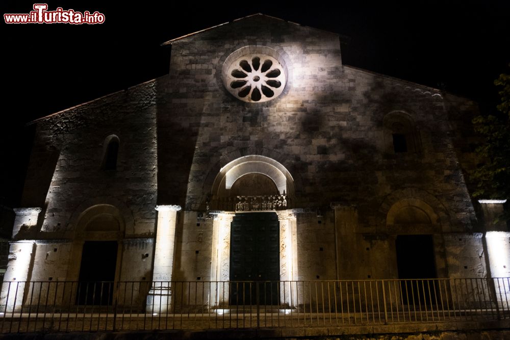 Immagine La chiesa medievale di San Tommaso nei pressi di Caramanico Terme, Pescara, Abruzzo. Dedicato a San Tommaso Becket, questo edificio religioso ubicato nell'omonima frazione del villaggio di Caramanico Terme fa parte dal 1902 dei monumenti nazionali. La facciata a salienti è scandita da tre portoni e 4 semicolonne.