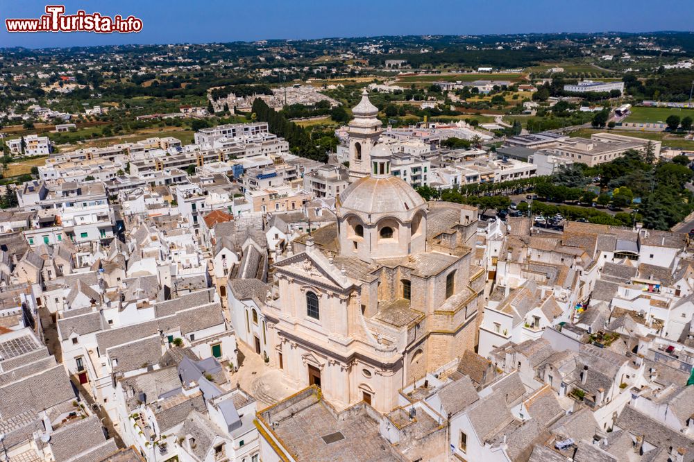 Immagine La chiesa neocalssica di San Giorgio Martire, centro storico di Locorotondo, Puglia