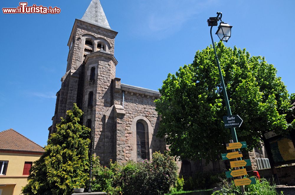 Immagine La Chiesa neogotica di Saint Cyr in centro a Chatelus in Francia
