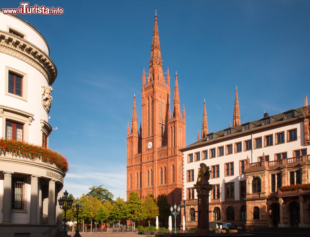Immagine La chiesa neogotica Marktkirche a Wiesbaden, Germania. Questa chiesa protestante si presenta con 5 torri, una delle quali rappresenta ancora oggi l'edificio più alto della città con i suoi 98 metri di altezza.