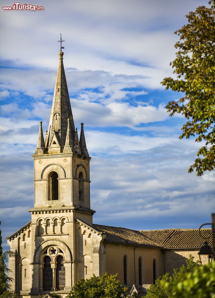 Immagine La Chiesa Nuova di Bonnieux, Provenza, Francia. Questo delizioso villaggio situato in una eccezionale posizione panoramica accoglie diversi edifici religiosi fra cui la Chiesa Nuova edificata a 335 metri di altitudine nel corso del XIX° secolo.