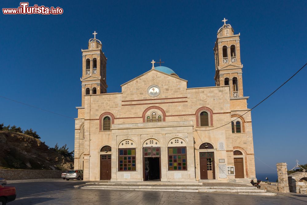 Immagine La chiesa ortodossa di Anastaseos nella cittadina di Ermopoli, Syros, arcipelago delle Cicladi, Grecia. Semplice nella sua linea architettonica, è impreziosita da vetrate colorate e dalla cupola azzurra.