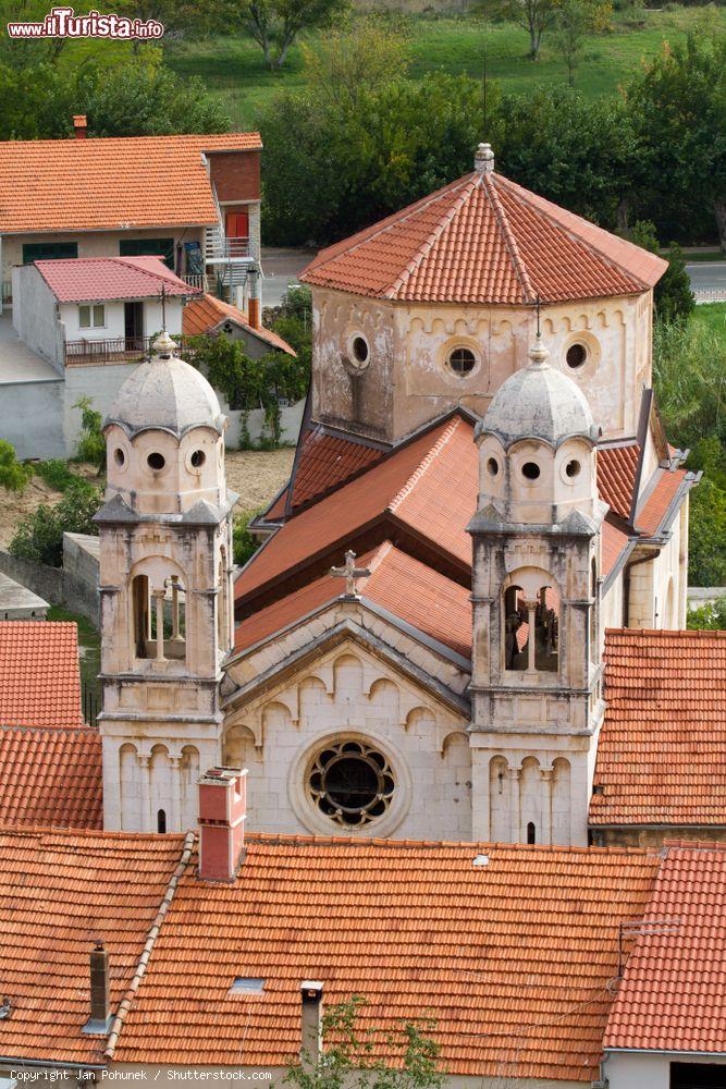 Immagine La chiesa ortodossa di San Spiridon a Skradin (Croazia) vista dalle colline - © Jan Pohunek / Shutterstock.com