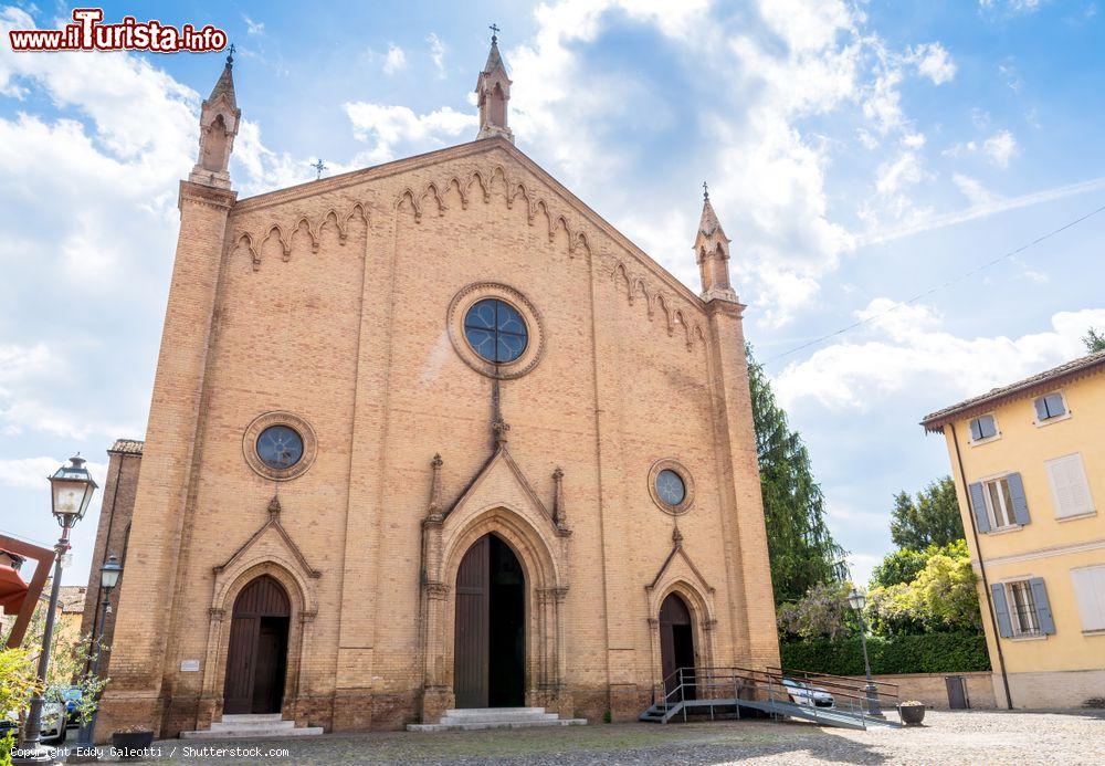 Immagine La Chiesa Parrocchiale dei Santi Senesio e Teopompo in centro a Castelvetro, provincia di Modena - © Eddy Galeotti / Shutterstock.com