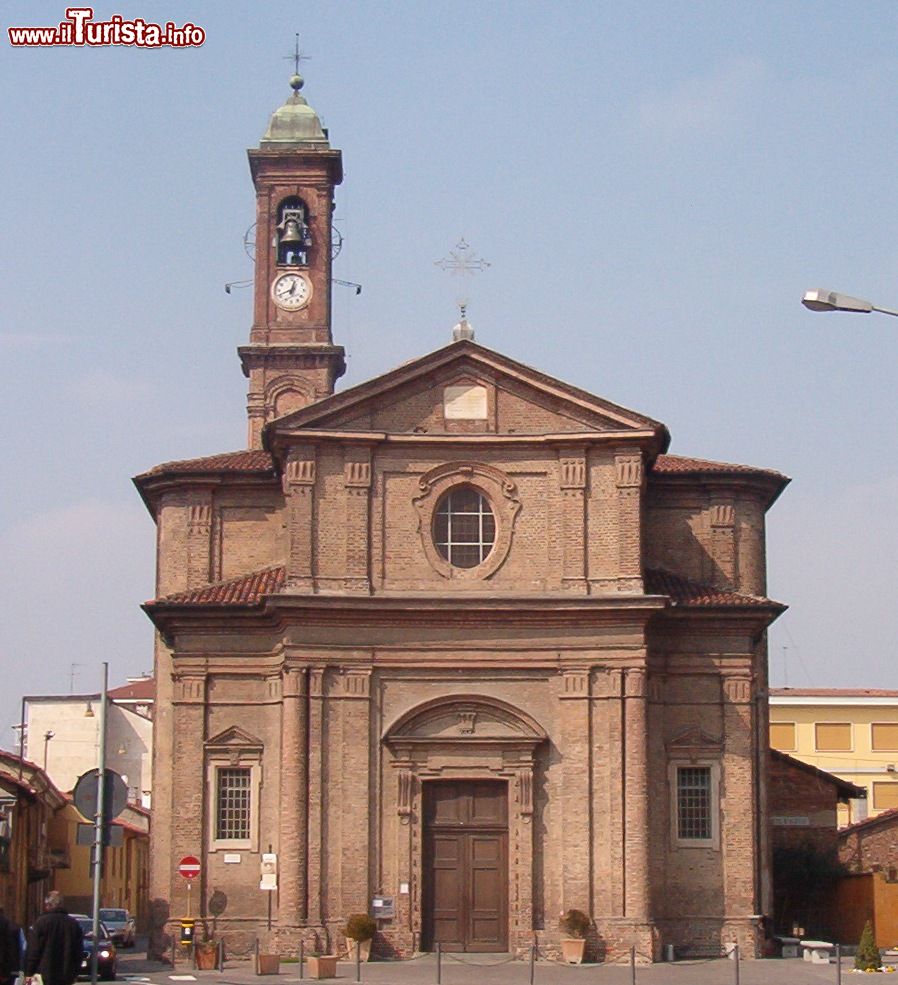 Immagine La Chiesa parrocchiale della Santissima Trinità in centro a Nichelino in Piemonte