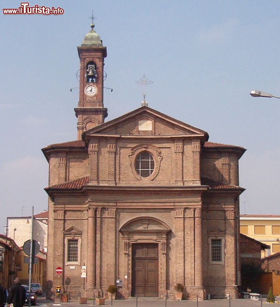Immagine La Chiesa parrocchiale della Santissima Trinità in centro a Nichelino in Piemonte