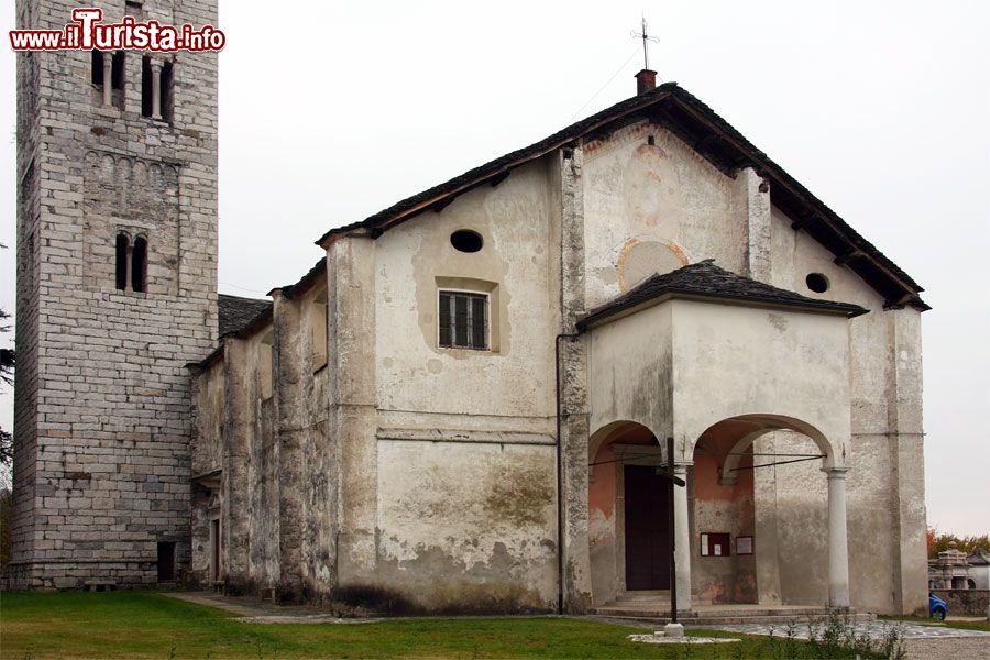 Immagine La Chiesa Parrocchiale della località di Ameno in Piemonte - © Alessandro Vecchi - CC BY-SA 3.0, Wikipedia