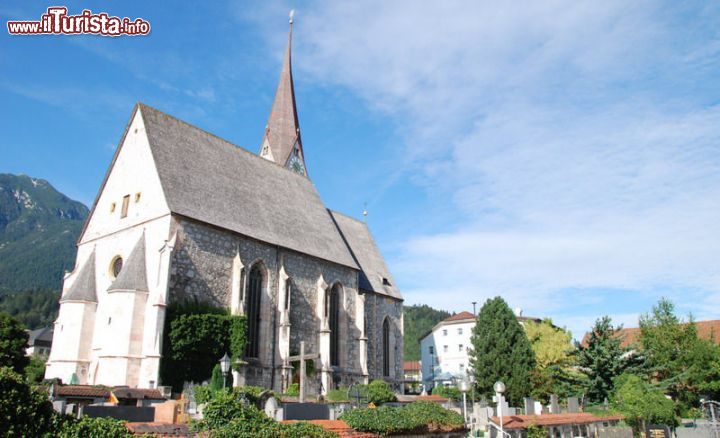 Immagine La chiesa parrocchiale di Jenbach: fascino gotico in un paesaggio di montagna - la Chiesa di San Wolfgang e Leonhard spicca nel paesaggio montano di Jenbach in tutta la sua gotica bellezza. Quest'antica chiesetta, nonostante le piccole dimensioni, presenta degli interni decorati in maniera a dir poco maestosa, grazie a bellissimi vetri colorati, affreschi, decorazioni e il meglio dell'artigianato tirolese. 