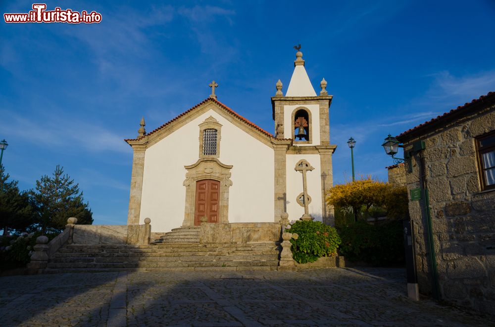 Immagine La chiesa parrocchiale di Linhares da Beira con il campanile, Portogallo.